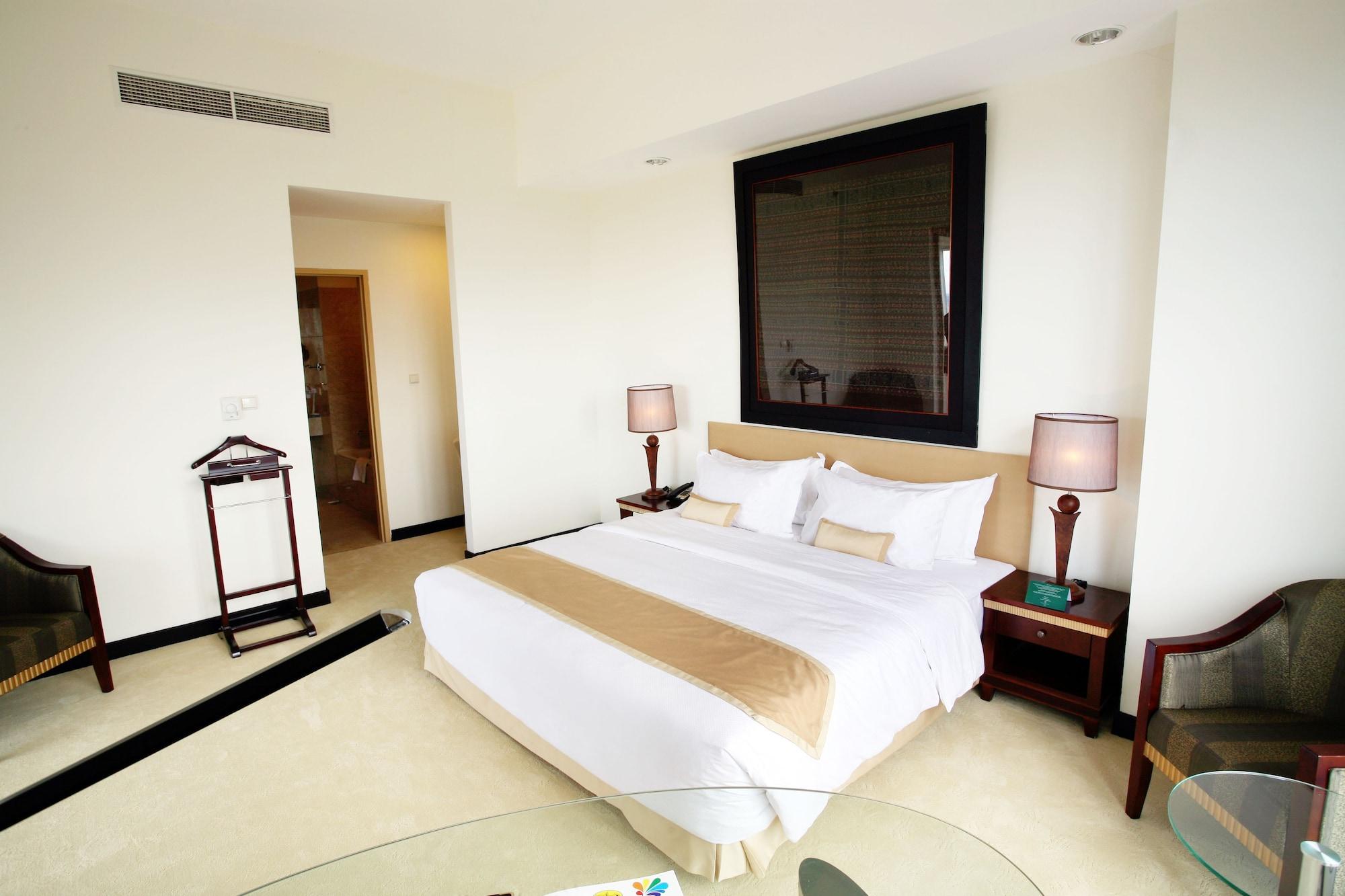 Sintesa Peninsula Hotel Manado Exterior photo