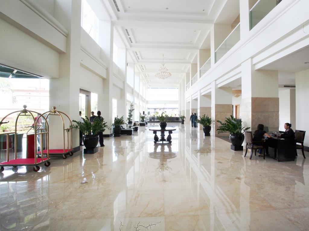 Sintesa Peninsula Hotel Manado Exterior photo