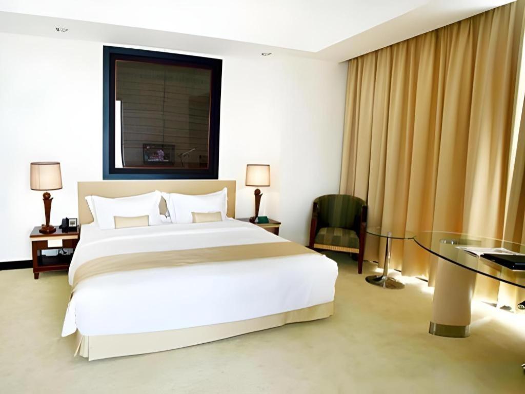 Sintesa Peninsula Hotel Manado Exterior photo