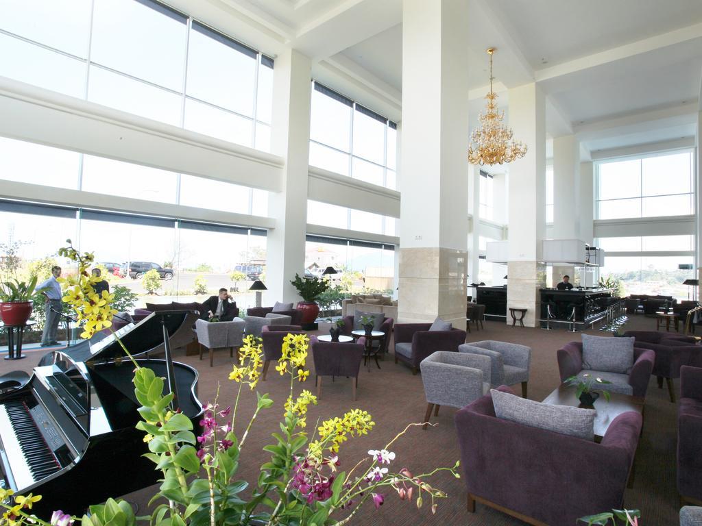 Sintesa Peninsula Hotel Manado Exterior photo